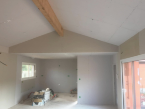 Réalisation de plafond rampant en placo dans une maison en construction