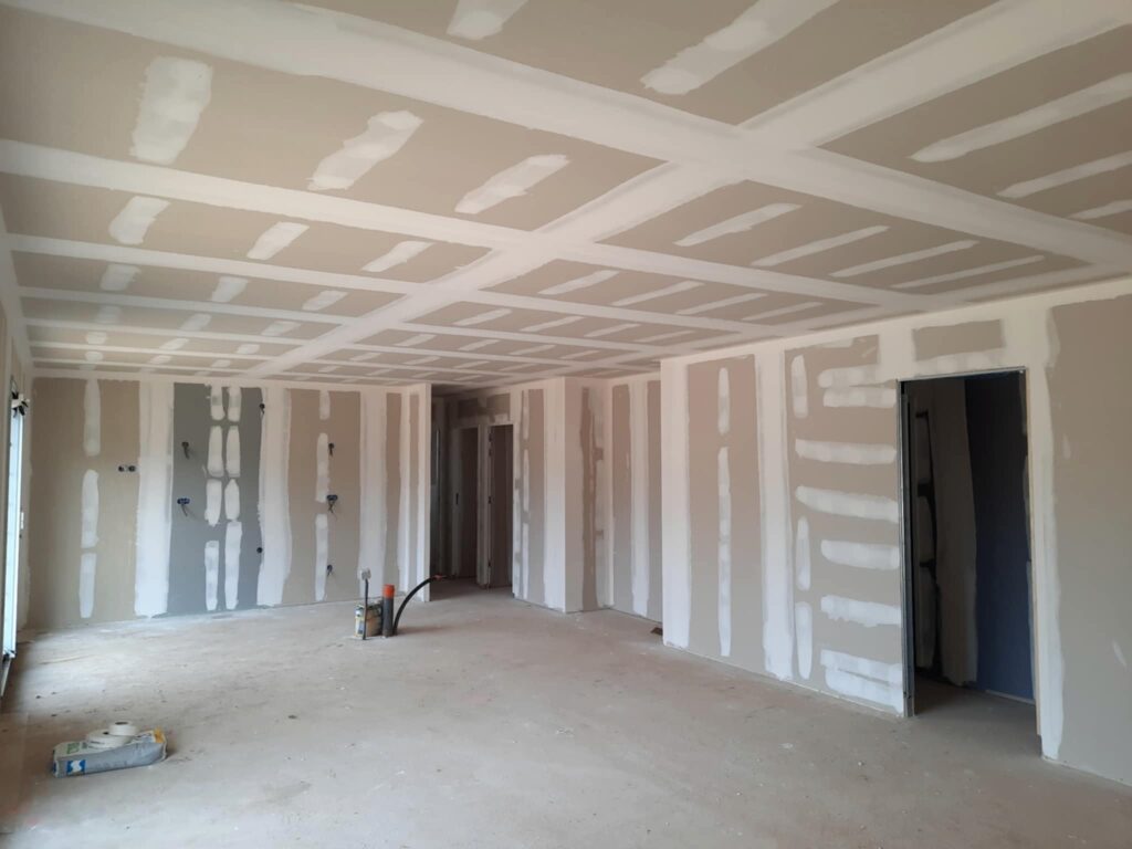 Réalisation de chantier de plâtrerie avec cloisons et faux plafonds en plaques de plâtre